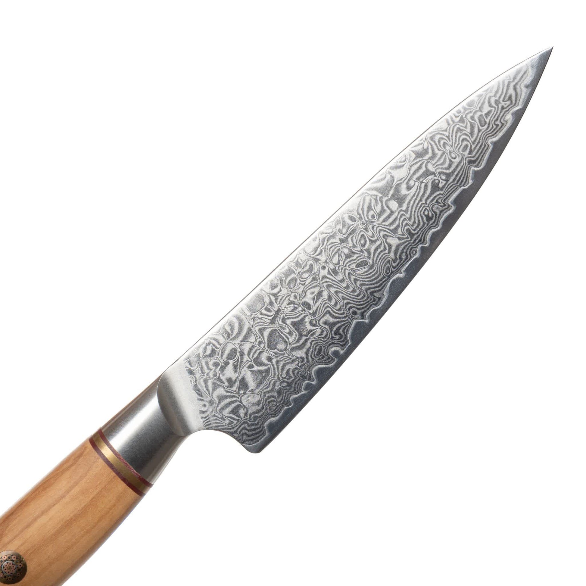 Nahaufnahme der Klinge aus Damaststahl. Die wunderschöne Maserung aufgrund der Stahlschichten ist klar erkennbar.