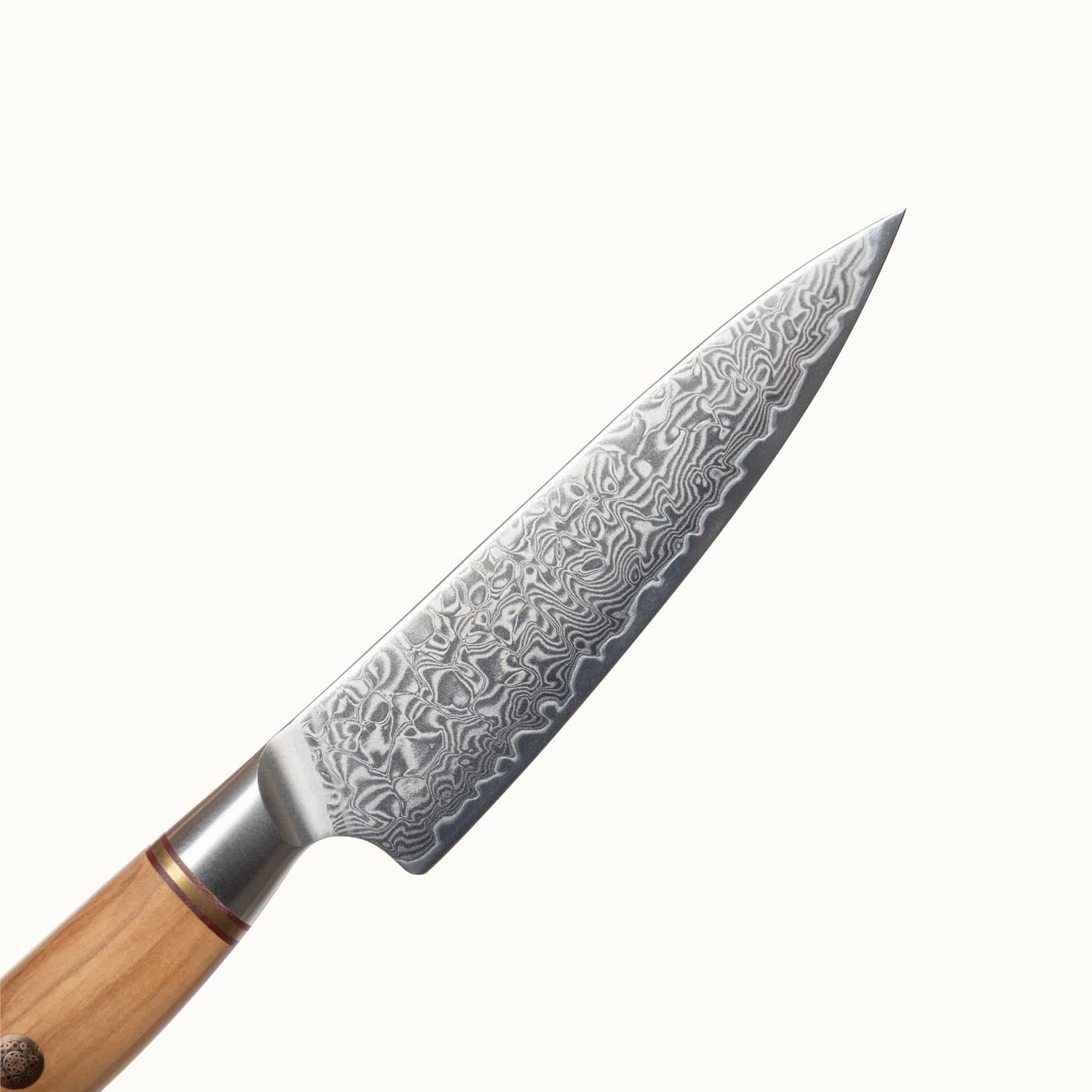 Nahaufnahme der Klinge aus Damaststahl. Die wunderschöne Maserung aufgrund der Stahlschichten ist klar erkennbar.