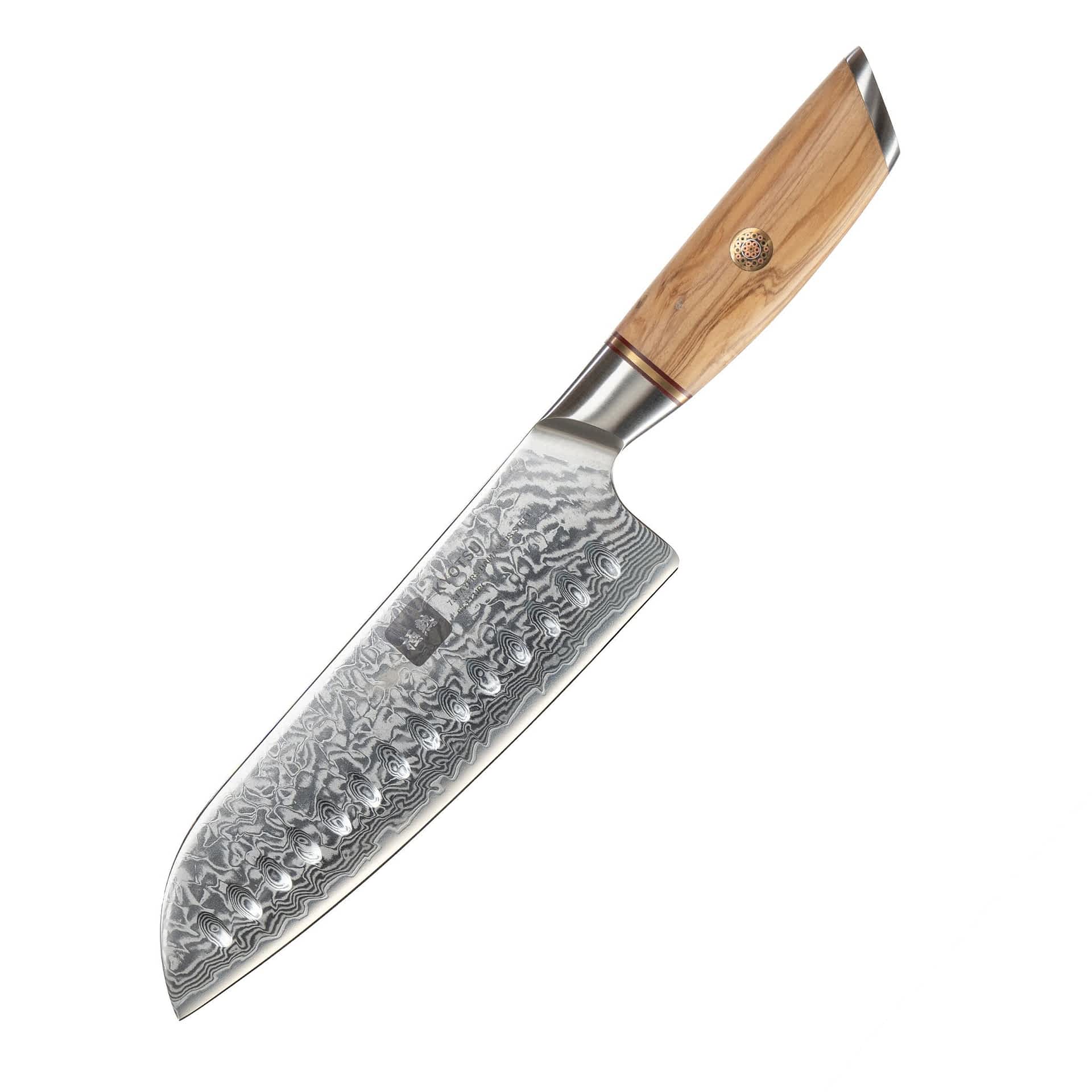 Kyotsu Santoku-Messer aus Damaststahl als edle Produktaufnahme auf weissem Hintergrund – klare Detailansicht.