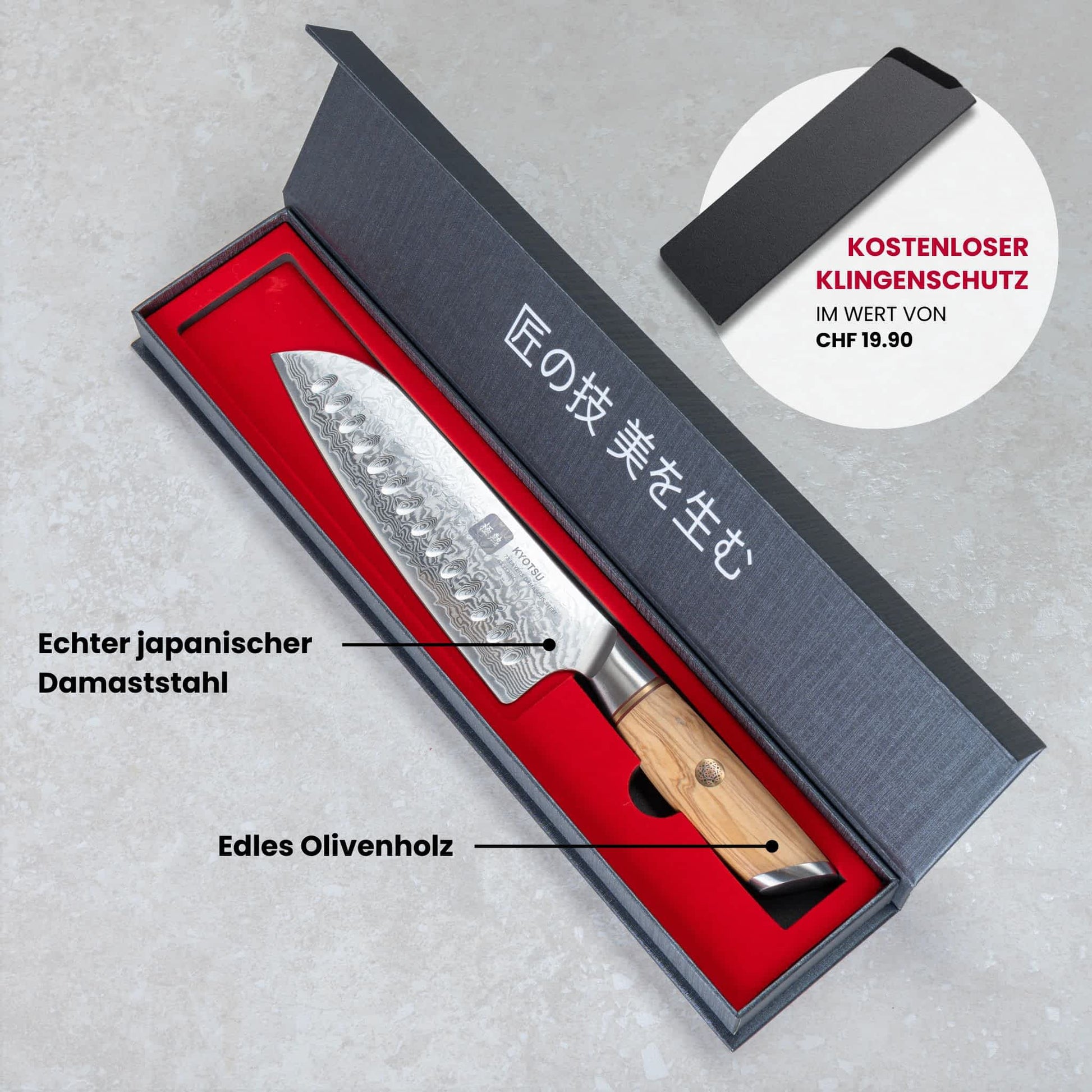 Kyotsu Santoku-Messer aus Damaststahl in geöffneter Verpackung.