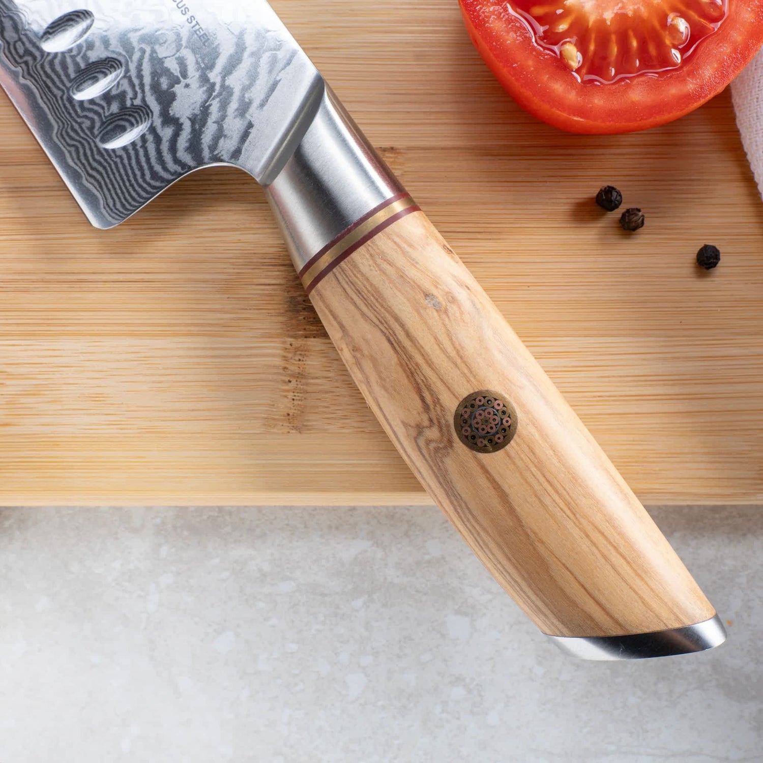 Nahaufnahme des Olivenholzgriffes vom Kyotsu Damastmesser.