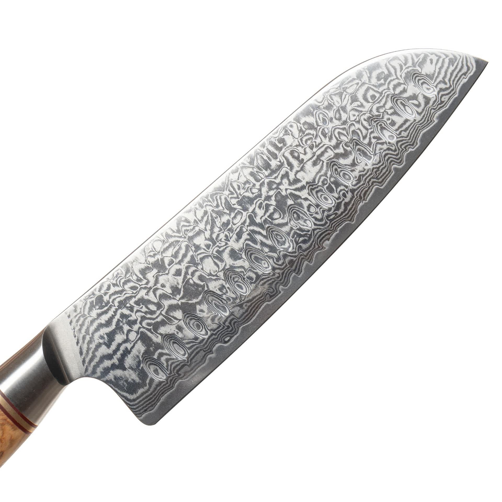 Nahaufnahme der Klinge aus Damaststahl. Die wunderschöne Maserung aufgrund der Stahlschichten ist klar erkennbar.