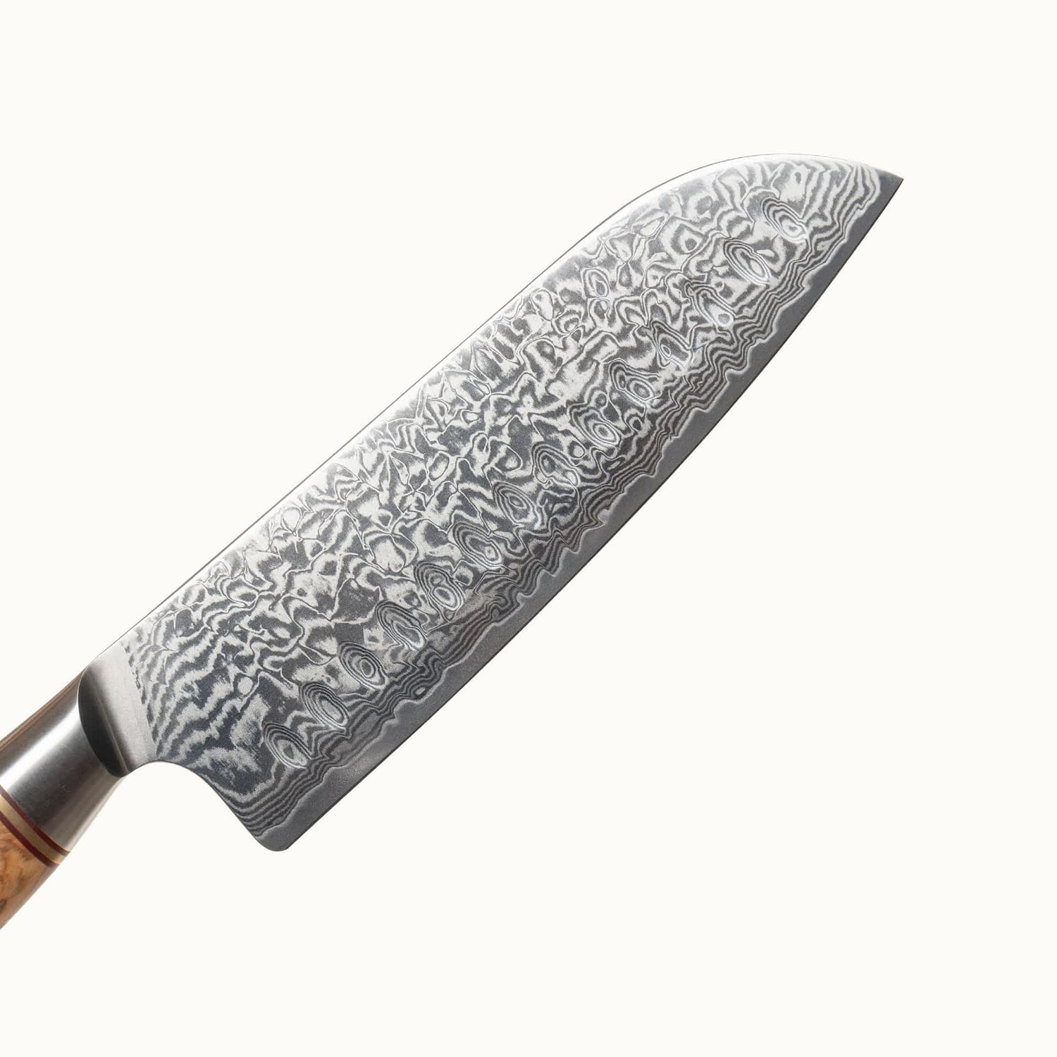 Nahaufnahme der Klinge aus Damaststahl. Die wunderschöne Maserung aufgrund der Stahlschichten ist klar erkennbar.