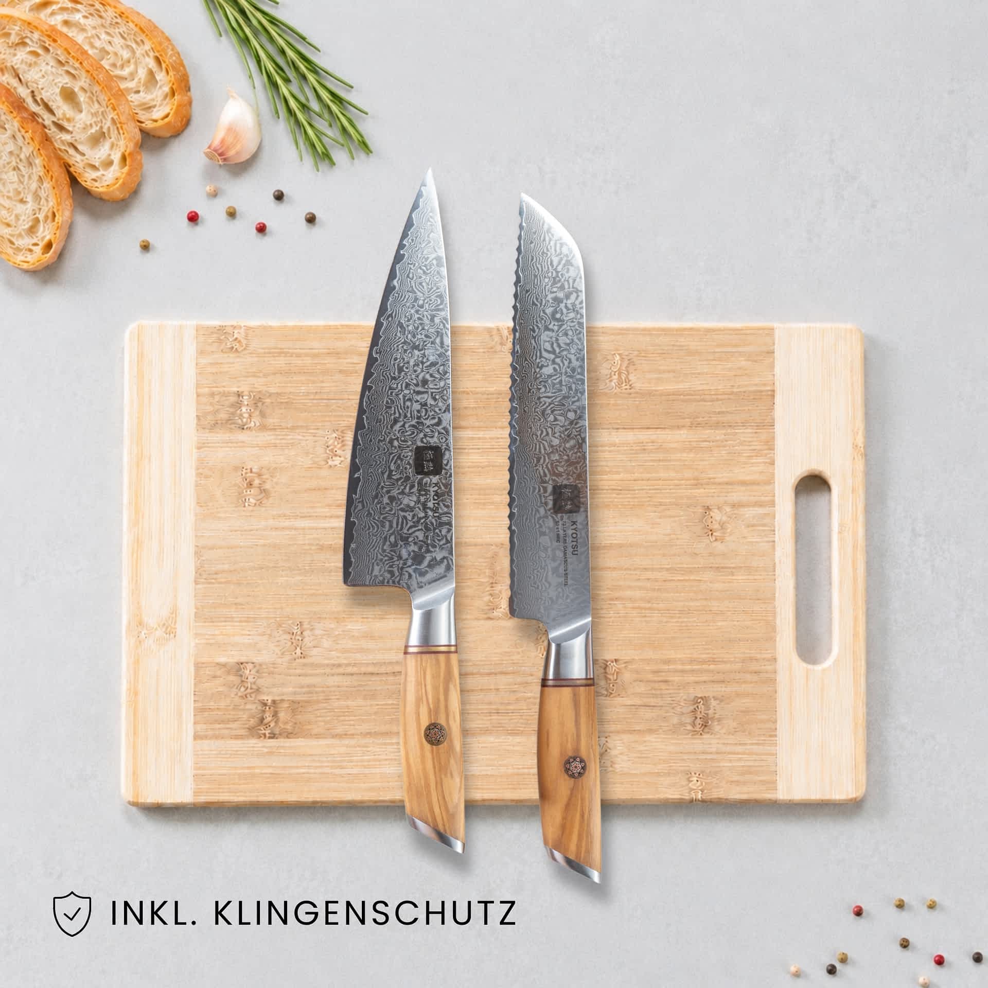 Kyotsu 2er-Set: Chefmesser und Brotmesser liegen auf einem Holz-Schneidebrett, daneben frische Zutaten.