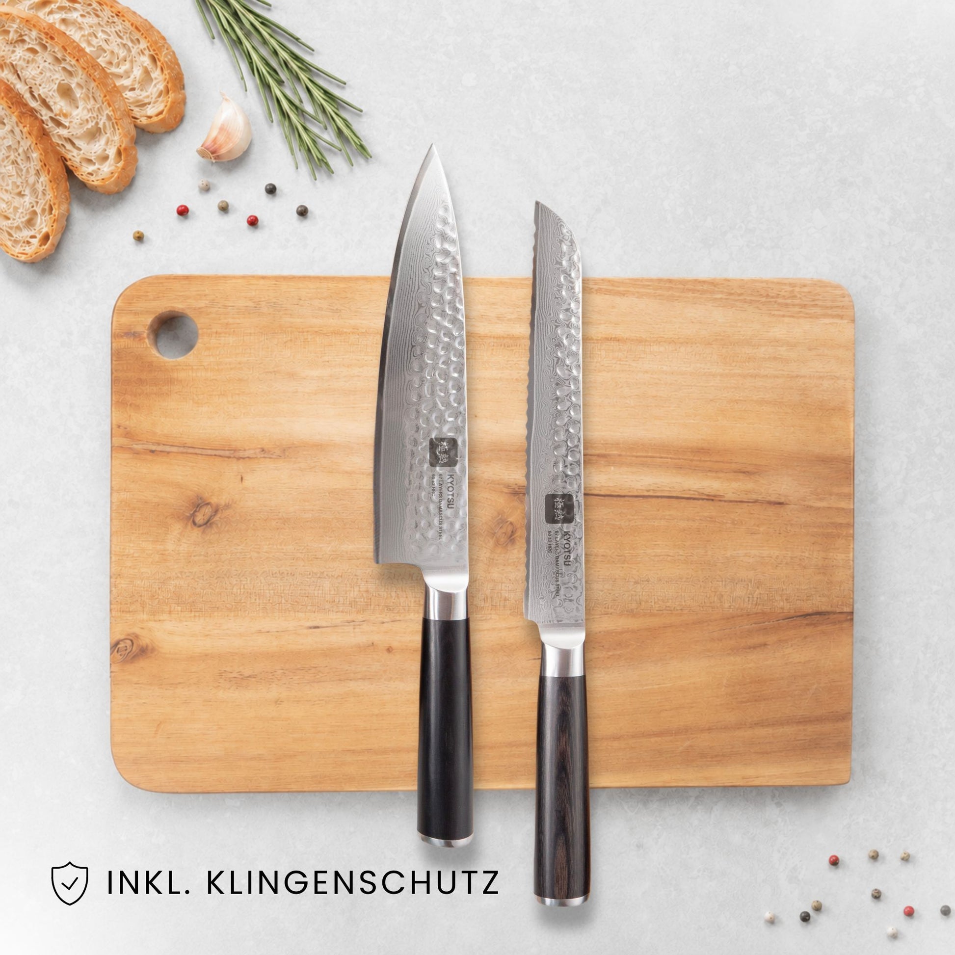 Kyotsu 2er-Set Pakka: Chefmesser und Brotmesser liegen auf einem Holz-Schneidebrett, daneben frische Zutaten.