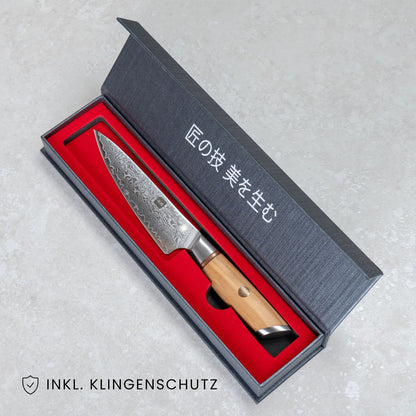 Kyotsu Allzweckmesser aus Damaststahl in geöffneter Verpackung, unten Links der Schriftzug "Inkl. Klingenschutz".