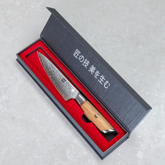 Kyotsu Allzweckmesser aus Damaststahl in geöffneter Verpackung.
