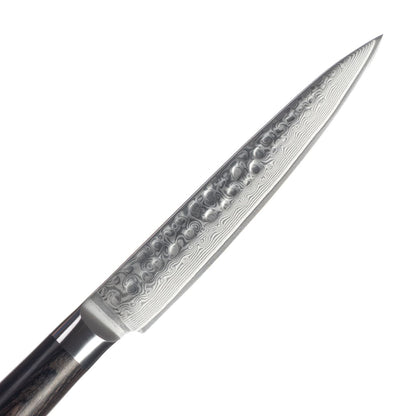 Nahaufnahme der Klinge aus Damaststahl mit Hammerschlag. Die wunderschöne Maserung aufgrund der Stahlschichten ist klar erkennbar.