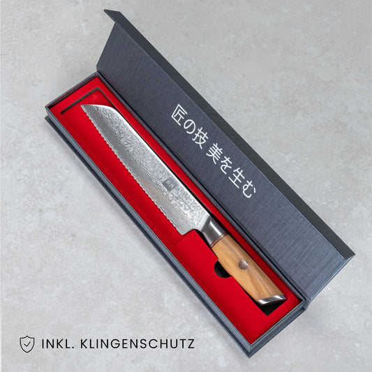Kyotsu Brotmesser aus Damaststahl in geöffneter Verpackung, unten Links der Schriftzug "Inkl. Klingenschutz".