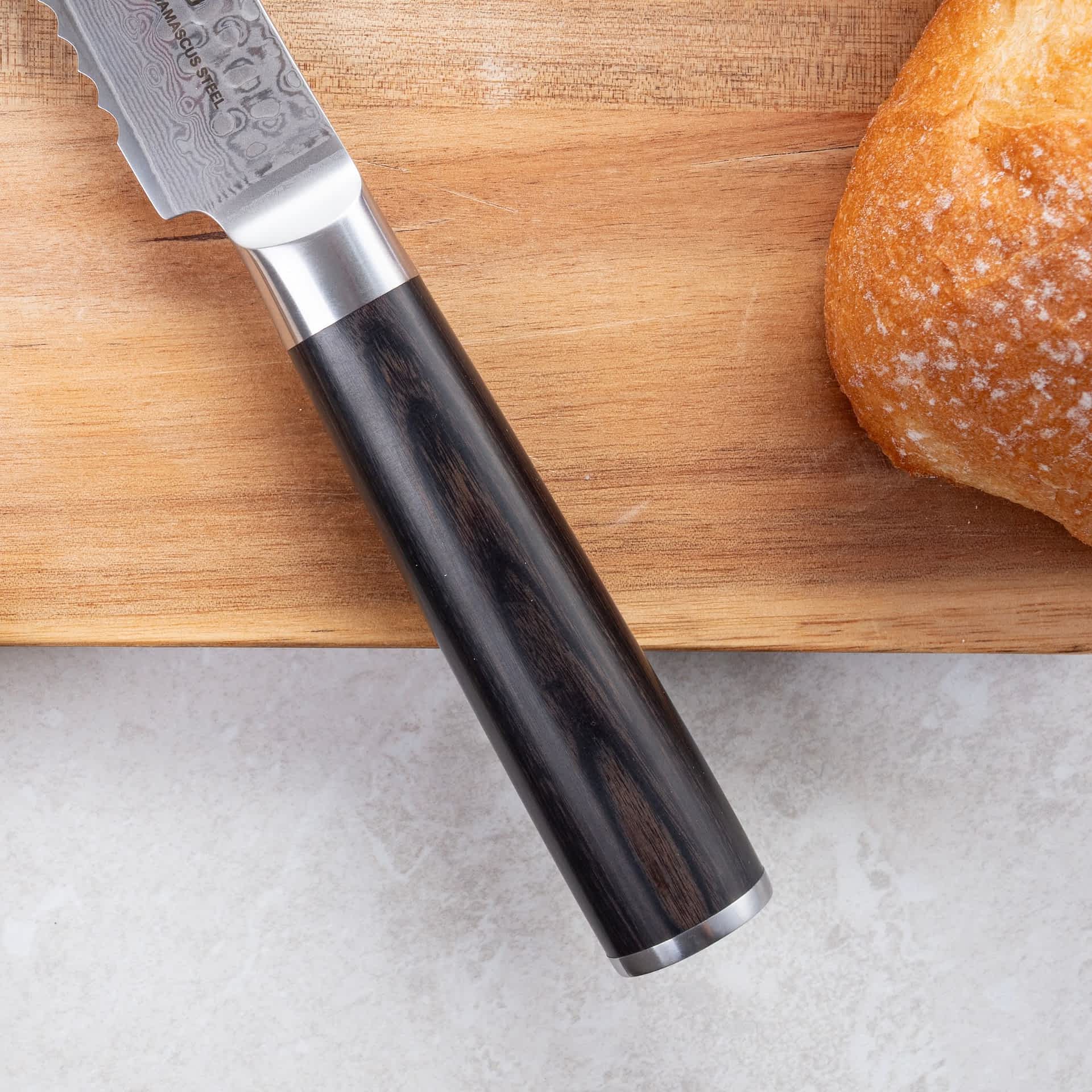 Nahaufnahme des Pakkaholzgriffes vom Kyotsu Damastmesser.