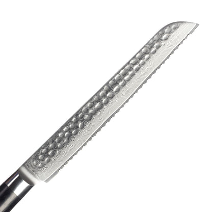 Nahaufnahme der Klinge aus Damaststahl mit Hammerschlag. Die wunderschöne Maserung aufgrund der Stahlschichten ist klar erkennbar.