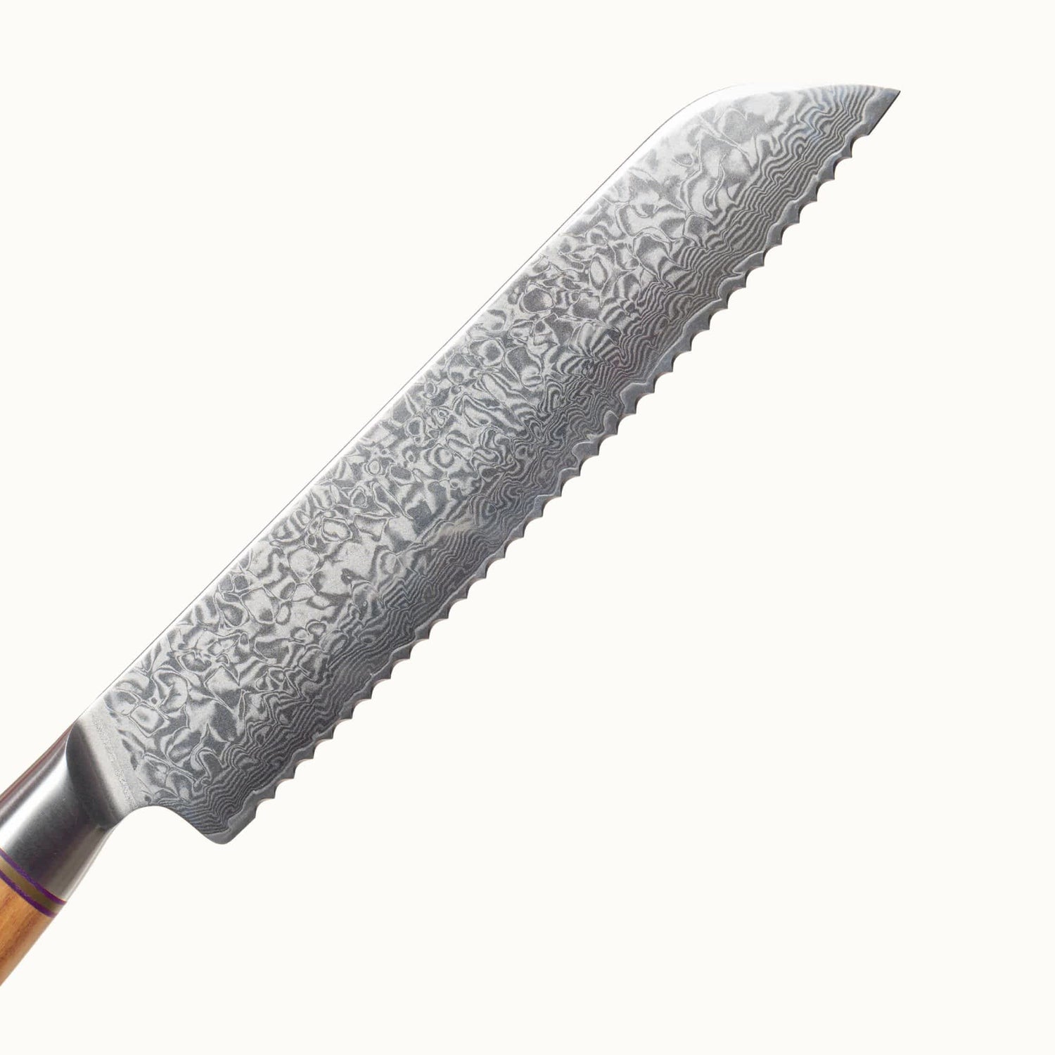 Nahaufnahme der Klinge aus Damaststahl. Die wunderschöne Maserung aufgrund der Stahlschichten ist klar erkennbar.