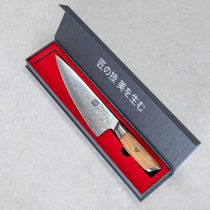 Kyotsu Chefmesser aus Damaststahl in geöffneter Verpackung.