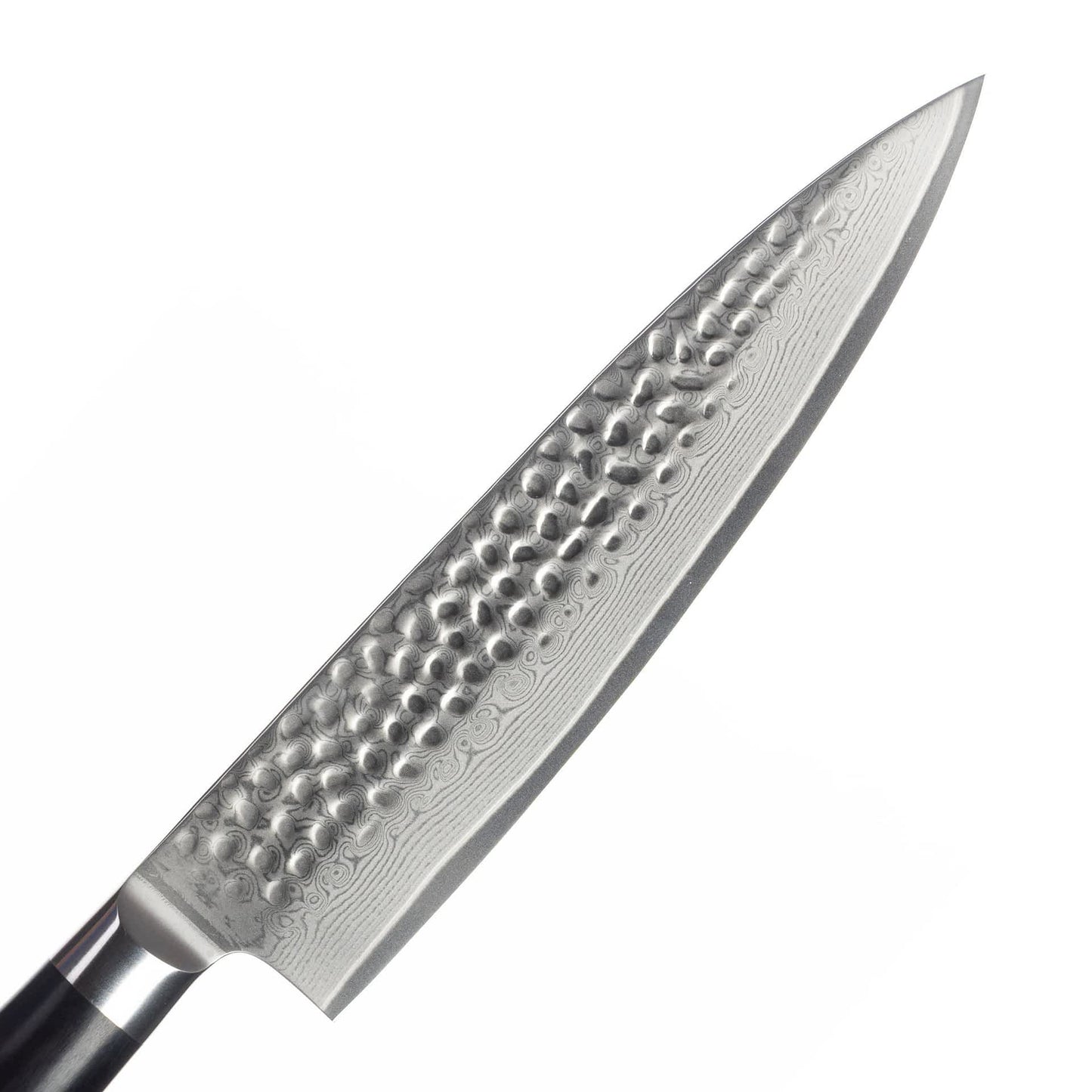 Nahaufnahme der Klinge aus Damaststahl mit Hammerschlag. Die wunderschöne Maserung aufgrund der Stahlschichten ist klar erkennbar.