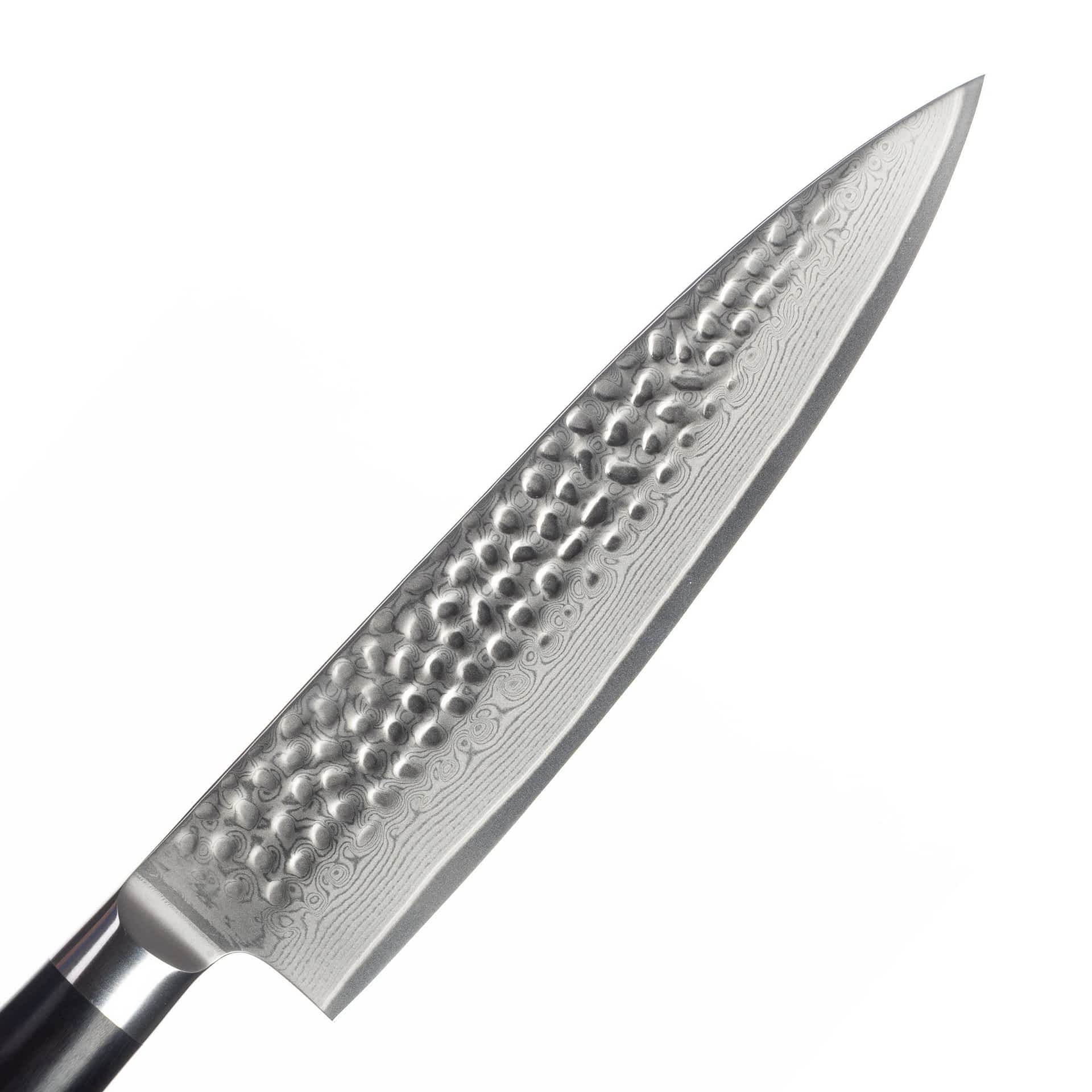 Nahaufnahme der Klinge aus Damaststahl mit Hammerschlag. Die wunderschöne Maserung aufgrund der Stahlschichten ist klar erkennbar.