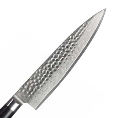 Nahaufnahme der Klinge aus Damaststahl mit Hammerschlag. Die wunderschöne Maserung aufgrund der Stahlschichten ist klar erkennbar.