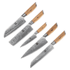 Produktaufnahme des Kyotsu Santoku-Messer, Nakiri-Messer, Allzweckmesser, Chefmesser und Brotmesser aus 73 Lagen Damaststahl und Olivenholz-Griff