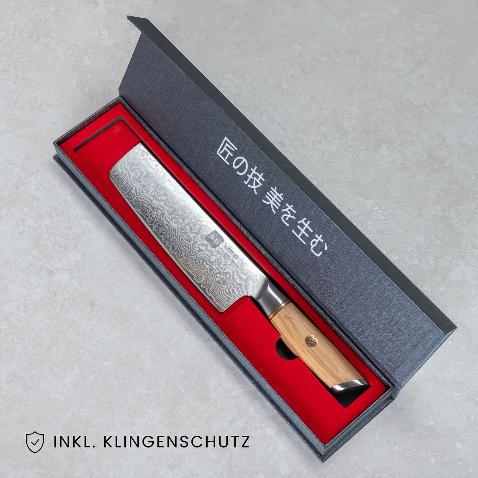 Kyotsu Nakiri-Messer aus Damaststahl in geöffneter Verpackung, unten Links der Schriftzug "Inkl. Klingenschutz".