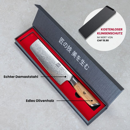 Kyotsu Nakiri-Messer aus Damaststahl in geöffneter Verpackung.