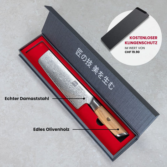 Kyotsu Nakiri-Messer aus Damaststahl in geöffneter Verpackung.