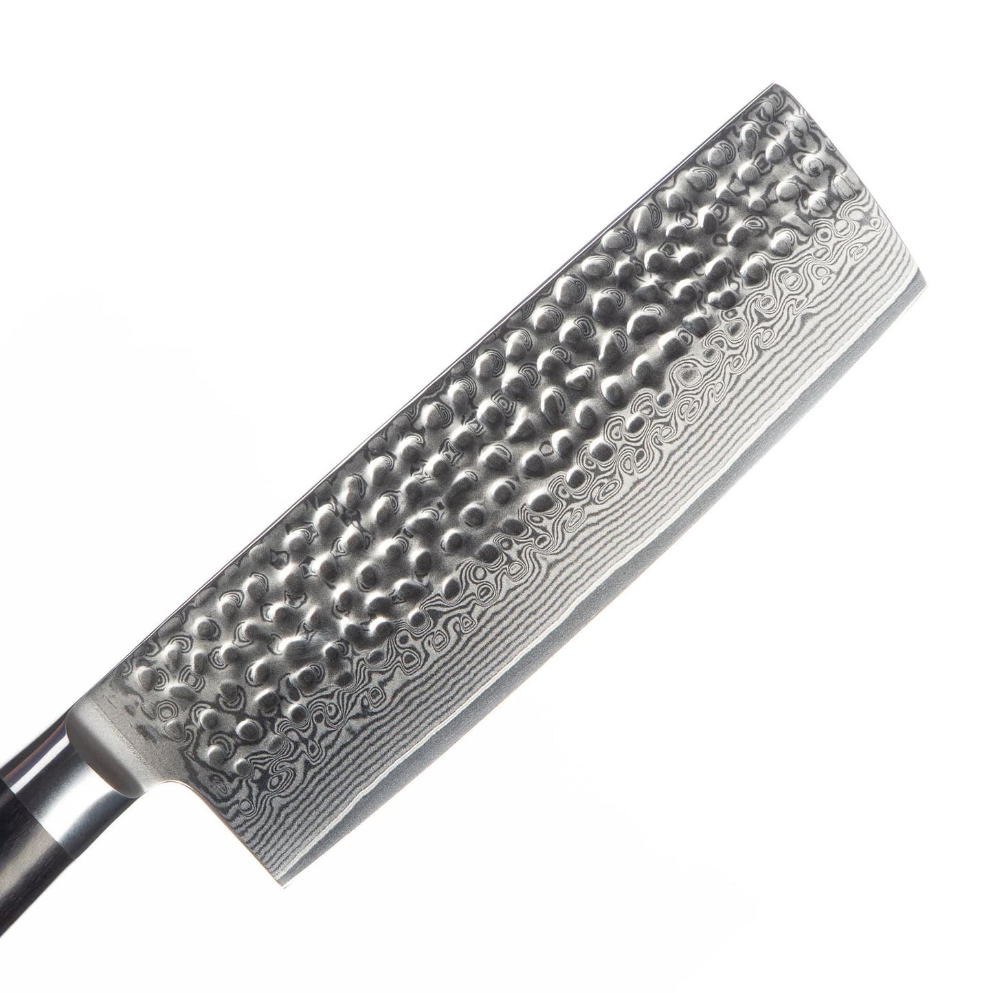 Nahaufnahme der Klinge aus Damaststahl mit Hammerschlag. Die wunderschöne Maserung aufgrund der Stahlschichten ist klar erkennbar.