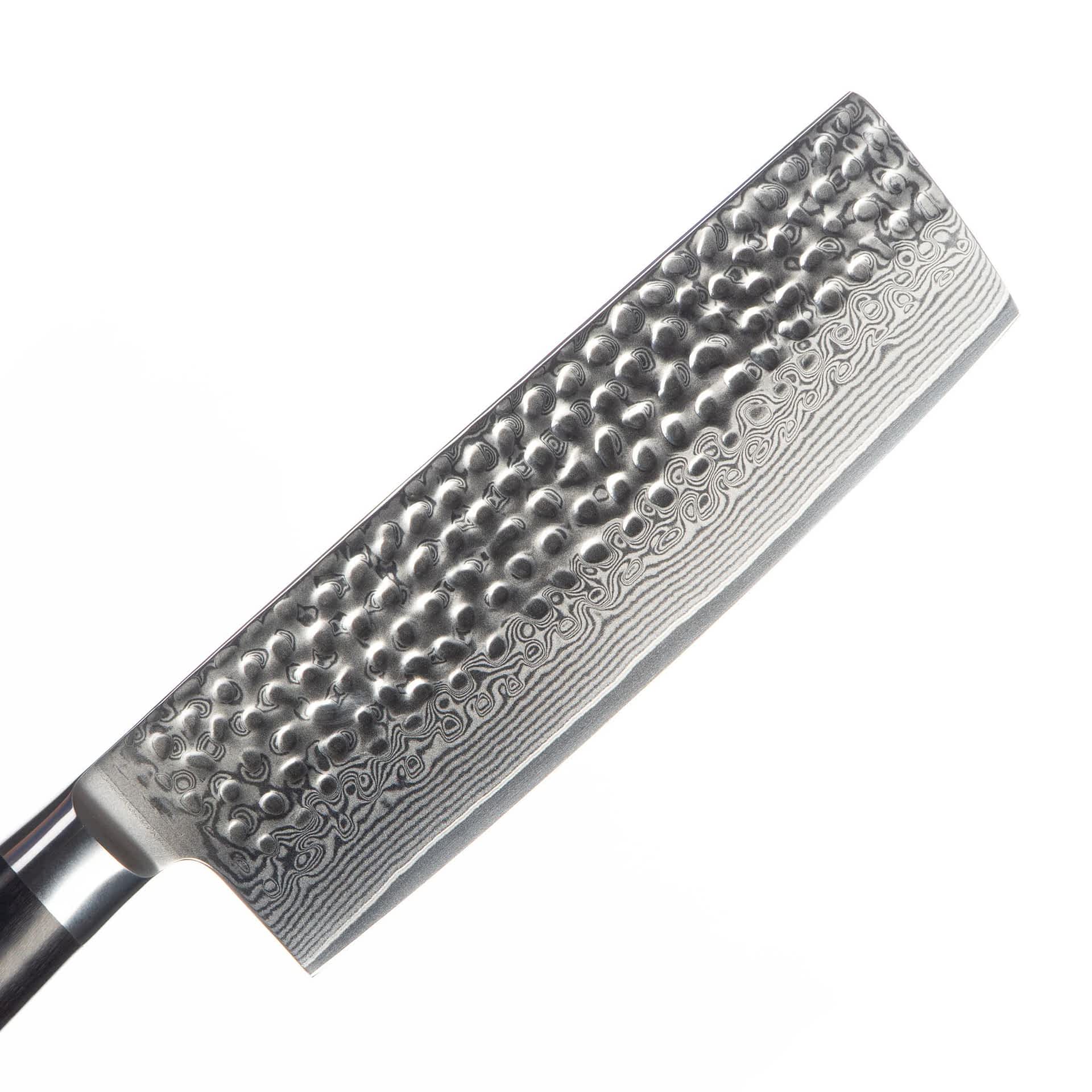 Nahaufnahme der Klinge aus Damaststahl mit Hammerschlag. Die wunderschöne Maserung aufgrund der Stahlschichten ist klar erkennbar.