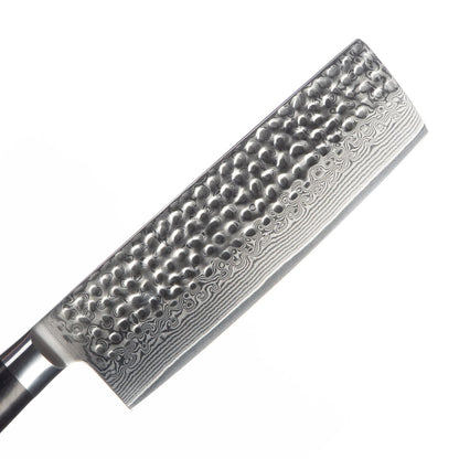 Nahaufnahme der Klinge aus Damaststahl mit Hammerschlag. Die wunderschöne Maserung aufgrund der Stahlschichten ist klar erkennbar.