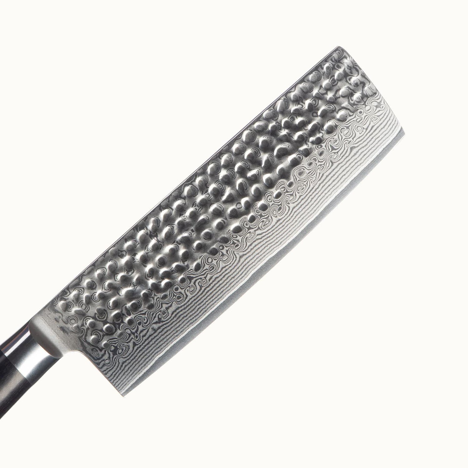 Nahaufnahme der Klinge aus Damaststahl mit Hammerschlag. Die wunderschöne Maserung aufgrund der Stahlschichten ist klar erkennbar.