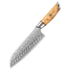 Produktaufnahme des Kyotsu Santoku-Messer aus 73 Lagen Damaststahl und Olivenholz-Griff