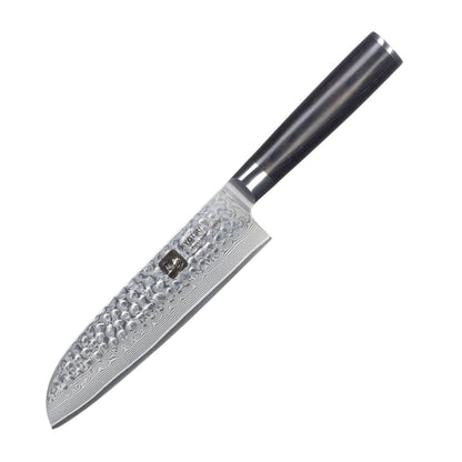 Kyotsu Santoku-Messer aus Damaststahl als edle Produktaufnahme auf weissem Hintergrund – klare Detailansicht.