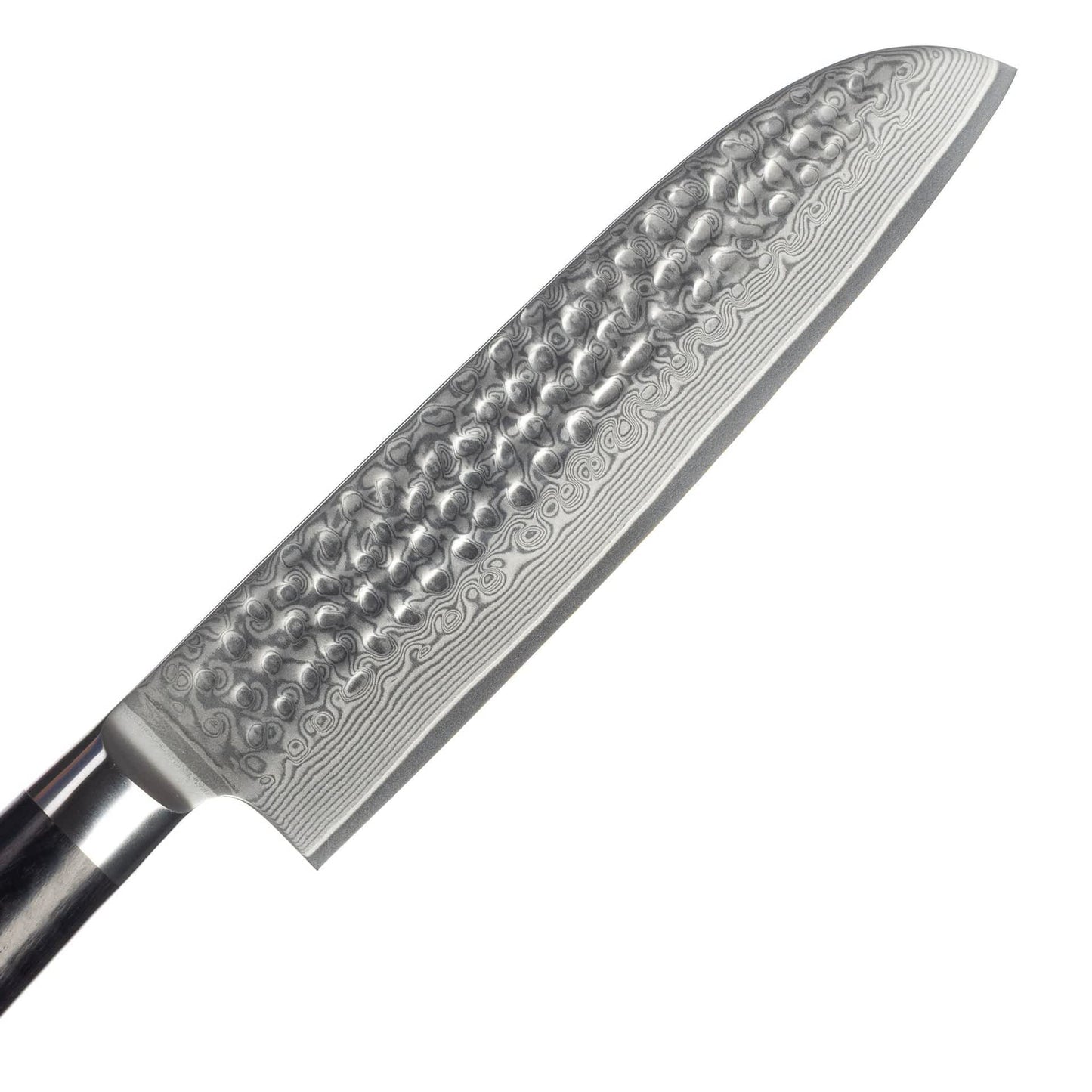 Nahaufnahme der Klinge aus Damaststahl mit Hammerschlag. Die wunderschöne Maserung aufgrund der Stahlschichten ist klar erkennbar.