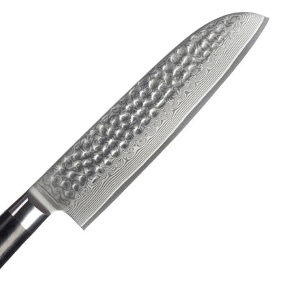 Nahaufnahme der Klinge aus Damaststahl mit Hammerschlag. Die wunderschöne Maserung aufgrund der Stahlschichten ist klar erkennbar.