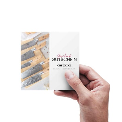 Eine Person hält den Geschenkgutschein von Kyotsu in den Händen.