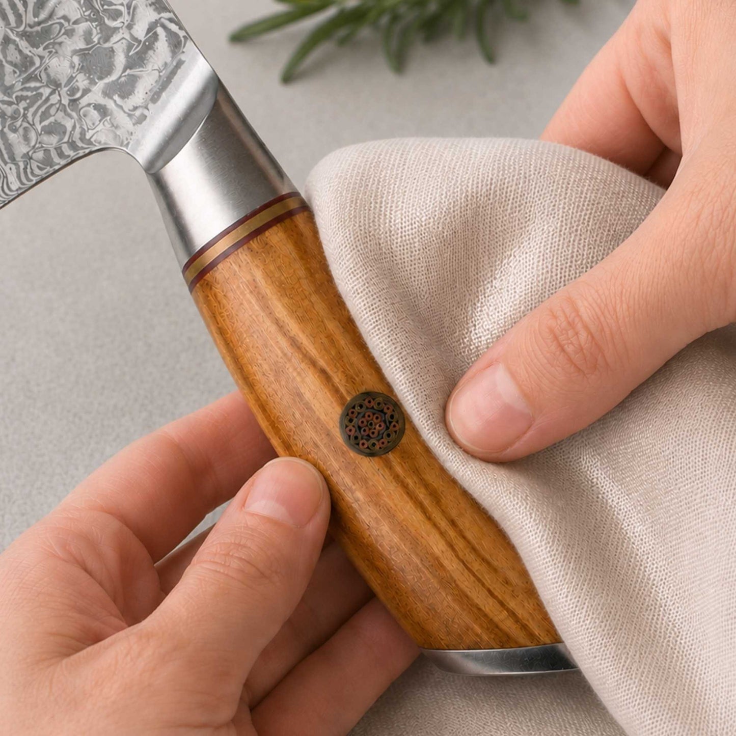 Eine Person pflegt mit dem Pflegeöl von Kyotsu den Holzgriff aus Olivenholz.