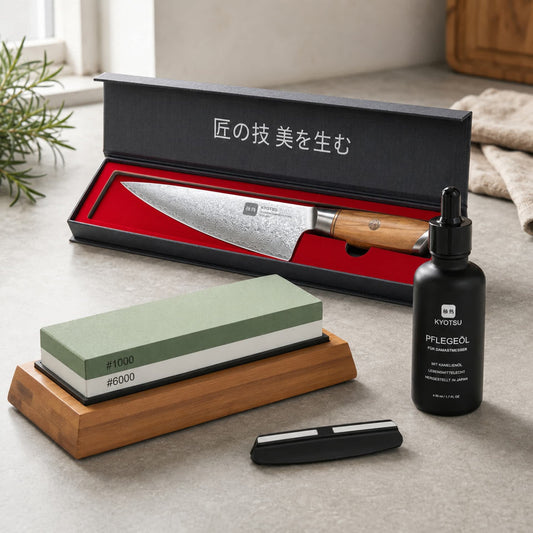 Aufnahme des kompletten Starter-Sets von Kyotsu: beinhaltet das Chefmesser, das Schleifstein-Set und das Pflegeöl