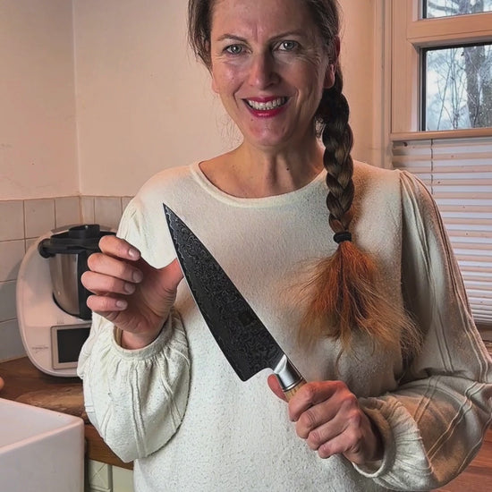 Video-Rückmeldung einer zufriedenen Kundin, die das Chefmesser vorstellt.