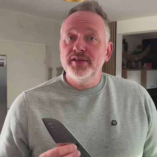 Video-Rückmeldung eines zufriedenen Kunden, der das Santoku-Messer vorstellt.