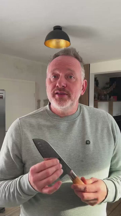 Video-Rückmeldung eines zufriedenen Kunden, der das Santoku-Messer vorstellt.