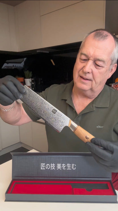 Video-Rückmeldung eines zufriedenen Kunden, der das Naikiri-Messer vorstellt.