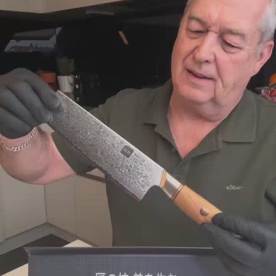 Video-Rückmeldung eines zufriedenen Kunden, der das Nakiri-Messer vorstellt.