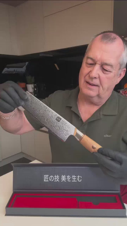Video-Rückmeldung eines zufriedenen Kunden, der das Nakiri-Messer vorstellt.