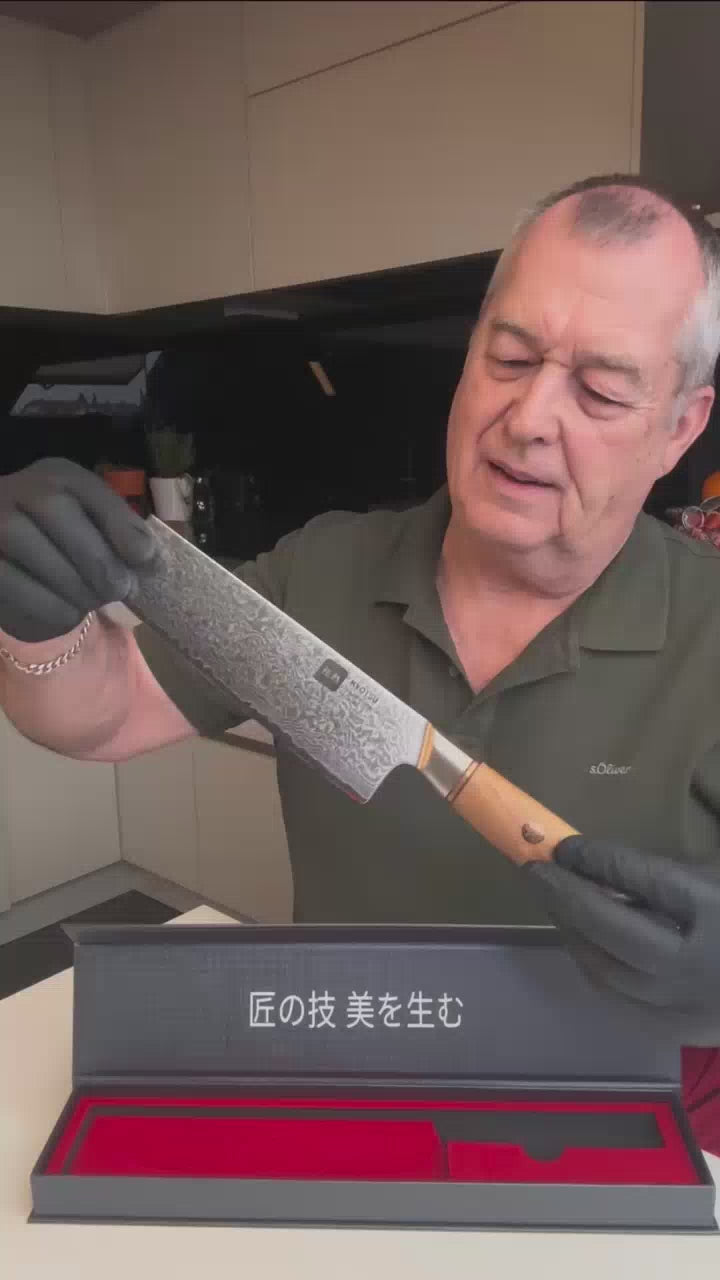 Video-Rückmeldung eines zufriedenen Kunden, der das Nakiri-Messer vorstellt.