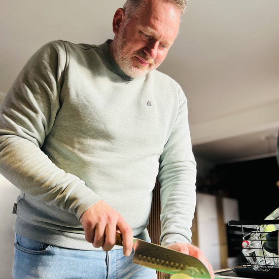 Video-Rückmeldung eines zufriedenen Kunden, der das Santoku-Messer vorstellt.