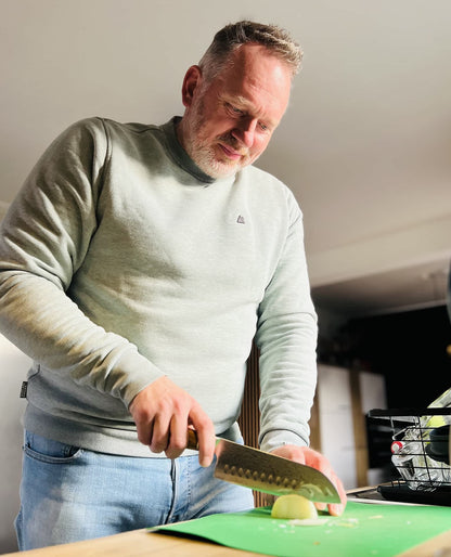 Video-Rückmeldung eines zufriedenen Kunden, der das Santoku-Messer vorstellt.