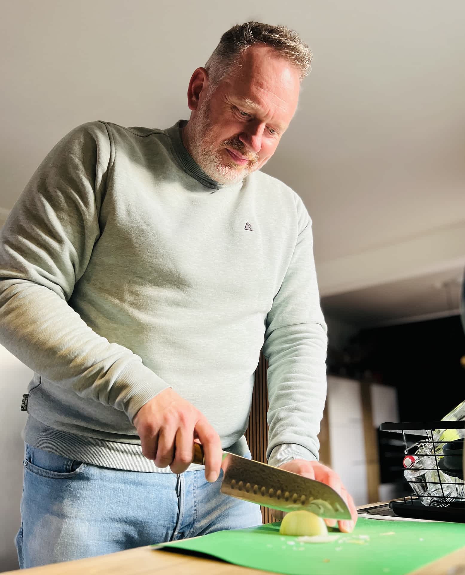 Video-Rückmeldung eines zufriedenen Kunden, der das Santoku-Messer vorstellt.